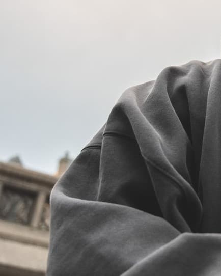 تفصيل خامة القبية الرمادية السميكة عند الكتف